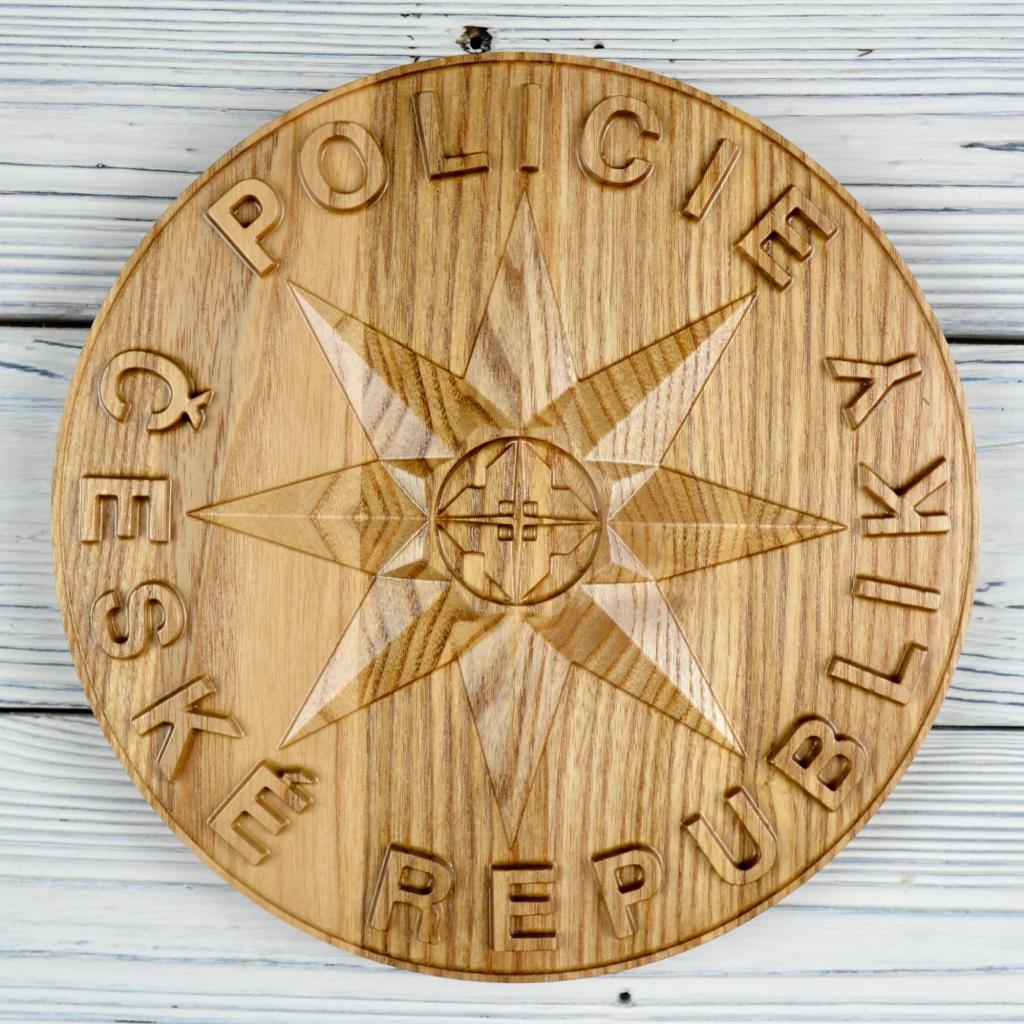 Znak Policie České republiky - Jasan - přírodní - lesk - průměr 30cm Znak Policie České republiky - Jasan - přírodní - lesk - průměr 30cm