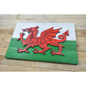 Waleská vlajka z nového dřeva