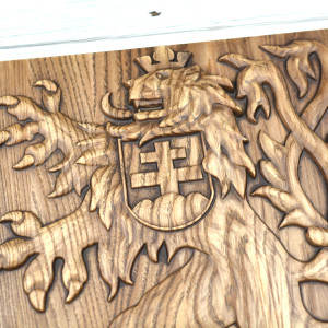 Malý znak Republiky československé z masivního dřeva - Jasan, mořidlo Tabák, matný, výška 30cm