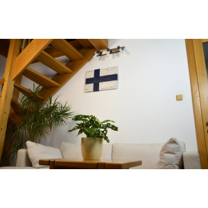 Finská vlajka ze starého dřeva